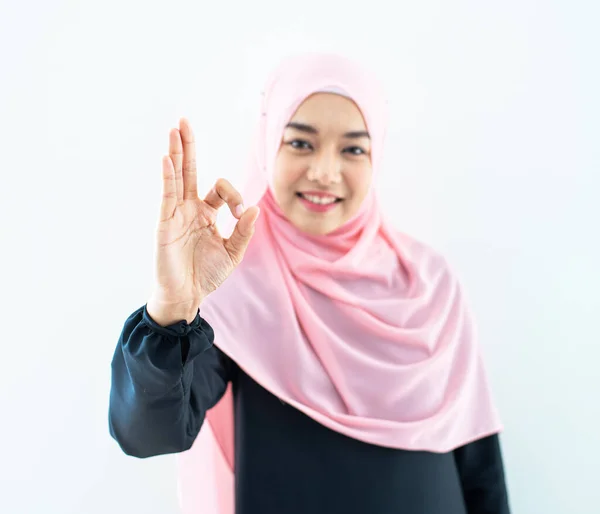 Retrato Media Longitud Hermosa Mujer Musulmana Asiática Vestida Con Atuendo —  Fotos de Stock