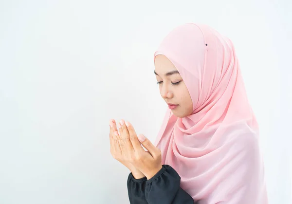 Félhosszú Oldalnézetben Ázsiai Fiatal Gyönyörű Muszlim Ima Ruha Hidzsáb Imádkozni — Stock Fotó