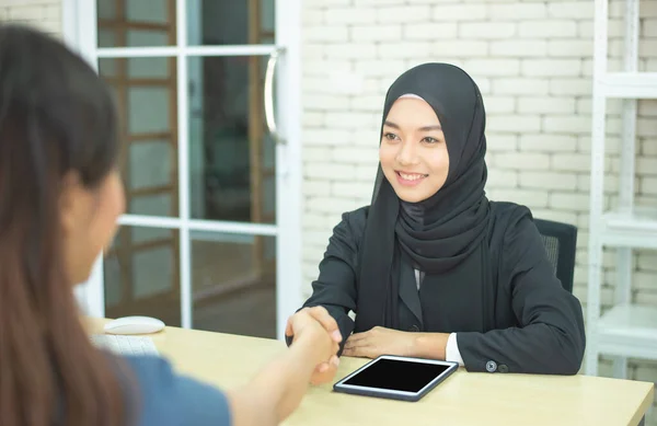 Счастливая Азиатская Мусульманка Менеджер Продажам Деловых Женщин Пожать Руку Азиатской — стоковое фото