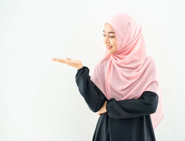 Retrato Metade Comprimento Bela Mulher Muçulmana Asiática Vestindo Trajes Negócios — Fotografia de Stock