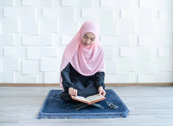 現代のクルンとヒジャーブの美しいアジア系女性ムスリム女性 Read Quran — ストック写真