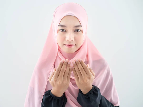 アジアの若い美しいイスラム教徒の女性の祈りのドレスの半分の長さのフロントビューヒジャーブは 国際イスラムラマダーンの人生と魂の断食のためのモスクで瞑想を祈るNamaz — ストック写真