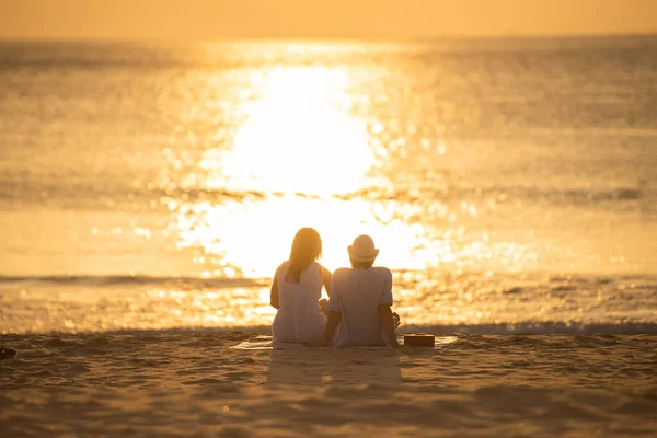 Verliebte Paare Beobachten Gemeinsam Den Sonnenuntergang Sommerurlaub Strand Menschen Silhouette — Stockfoto