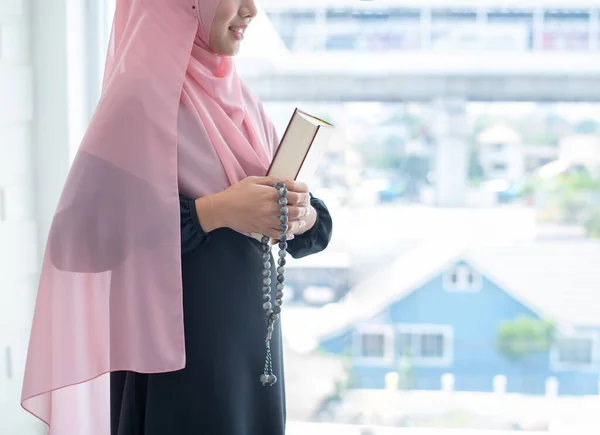 Oldalán Ázsiai Fiatal Gyönyörű Muszlim Imádkozni Gyöngyökkel Olvasni Quran Ülni — Stock Fotó