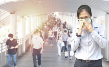 Cerrahi maske takan Asyalı işçi ya da iş kadınının çift pozlu görüntüsü ağzını örterken öksürük bulanık, Wuhan Coronavirus (Covid-19) salgını önleme.