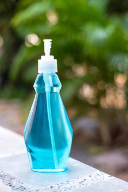 Alkol temizleyici sprey şişesi temiz anti bakteri virüsü jeli (antibakteriyel madde). Antiseptik, dezenfeksiyon, temizlik ve sağlık, antivirüs konsepti.