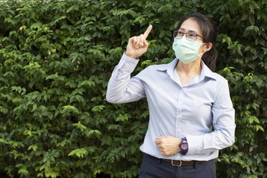 Korona virüsünü koruyan sağlıklı yüzü olan Asyalı bir iş kadını. 2019-20 Coronavirus salgını, 2019 Coronavirus hastalığı salgınının tüm dünyaya yayılmasıdır..