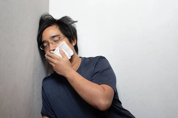 Man Aziatische Jongeman Met Chirurgisch Masker Voelt Zich Ziek Hoofdpijn — Stockfoto
