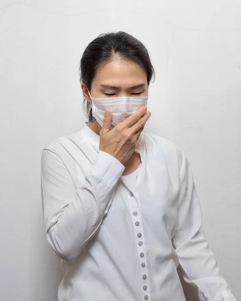 Młoda Azjatka Masce Chirurgicznej Zapobiega Zarazkom Toksycznym Oparom Pyłom Wyizolowanym — Zdjęcie stockowe