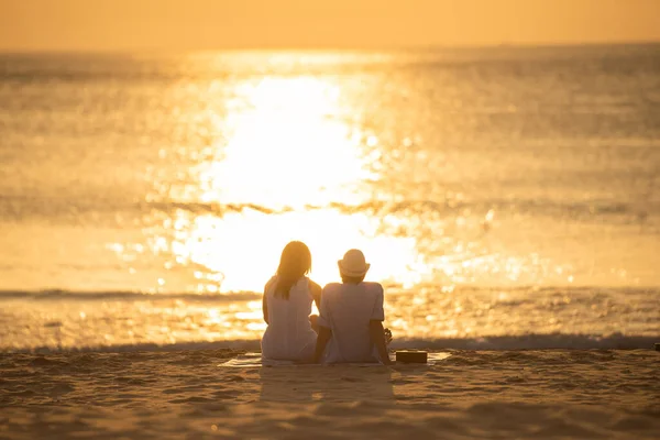 Verliebte Paare Beobachten Gemeinsam Den Sonnenuntergang Sommerurlaub Strand Menschen Silhouette — Stockfoto
