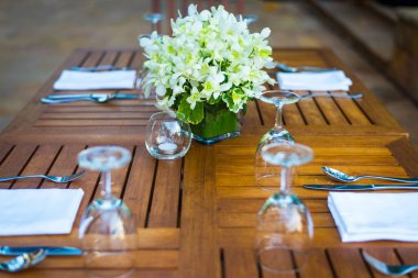 Düğün resepsiyonu, yıldönümü töreni için restoran masası düzenlemesi üzerine dekore edilecek..