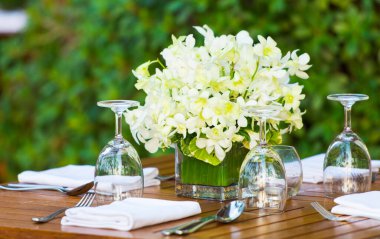 Düğün resepsiyonu, yıldönümü töreni için restoran masası düzenlemesi üzerine dekore edilecek..