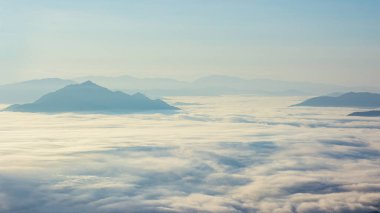 Panoramik doğal dağ manzarası ve gün doğumuyla birlikte yeşil ağaç örtüsü dramatik güzellik gökyüzü ile sabah sisi..