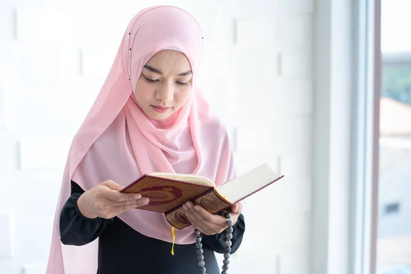 Mulher Muçulmana Asiática Bonita Kurung Moderno Hijab Ler Alcorão — Fotografia de Stock