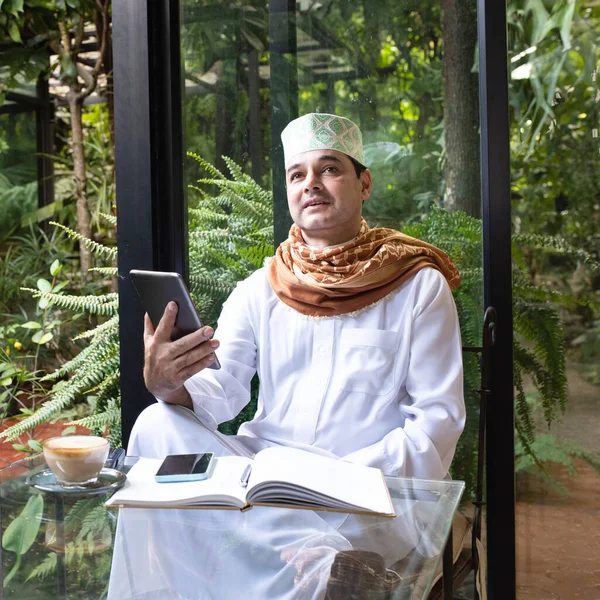 Asiático Idade Média Muçulmano Homem Negócios Sentar Cafeteria Beber Café — Fotografia de Stock