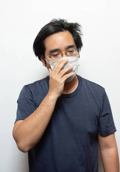 Mężczyzna Azjatycki Pacjent Noszący Maskę Chirurgiczną Czuje Ból Głowy Kaszel — Zdjęcie stockowe