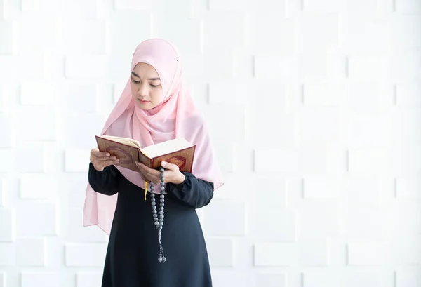 Gyönyörű Ázsiai Muszlim Modern Kurung Hidzsáb Olvasni Quran — Stock Fotó