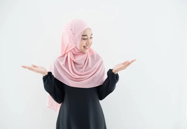 亚洲漂亮的穆斯林女青年的半身肖像 身穿商务服装 头戴头巾 姿势杂乱 背景灰暗 适合技术 商业金融主题 — 图库照片