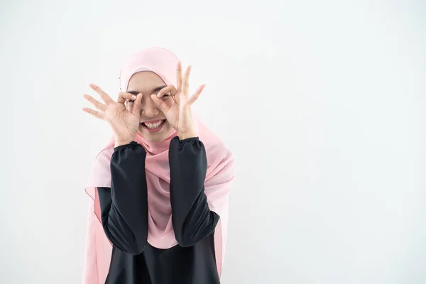 現代のクルンとヒジャーブの美しい女性ムスリムモデル 白い背景に隔離されたイスラム教徒の女性のための現代的なライフスタイルのアパレル 美しさとヒジャーブファッションの概念 半角像 — ストック写真