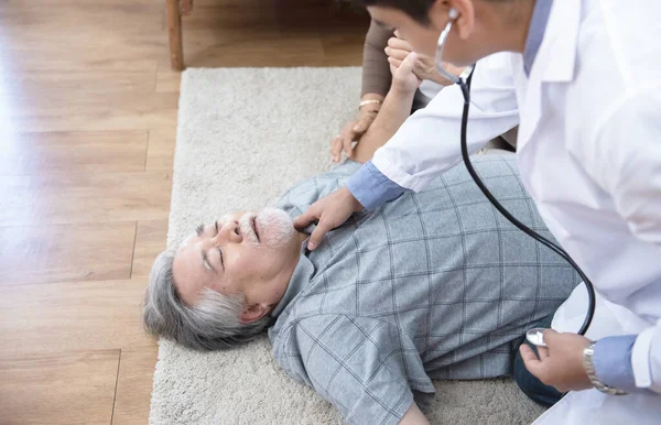 Suni teneffüs (kardiyopulmoner resüsitasyon) yaşlı bir adamın evde göğüs ağrısı ya da kalp krizi geçirmesine. Metin için kopyalama alanı olan yaşlılar sağlık hizmeti kavramı