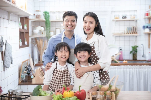 Heureux Père Asiatique Mère Enfant Debout Sourire Dans Cuisine Parent — Photo