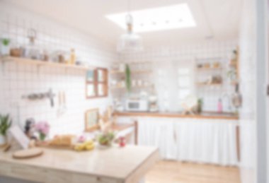 Reklamcılık için bulanık arka plan tasarımı, ahşap ve beyaz detaylarla İskandinav minimalist klasik mutfak, bokeh ışıklı modern mutfak..