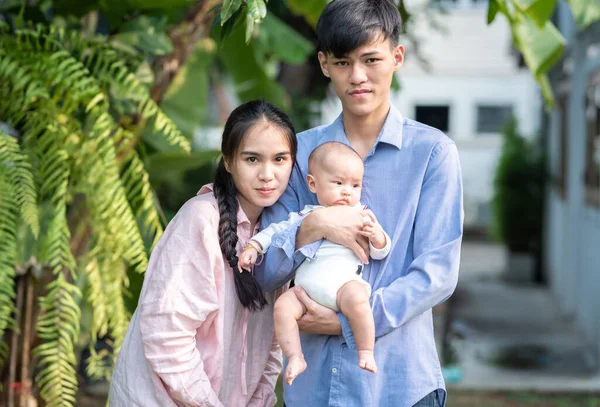Portrait Jeune Famille Asiatique Heureuse Debout Plein Air Avec Sourire — Photo