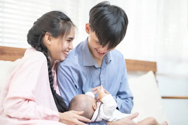 Familia Asiática Joven Padre Madre Alimentando Bebé Con Leche Casa —  Fotos de Stock