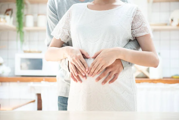 Concepto Embarazo Pareja Haciendo Forma Corazón Con Las Manos Vientre —  Fotos de Stock