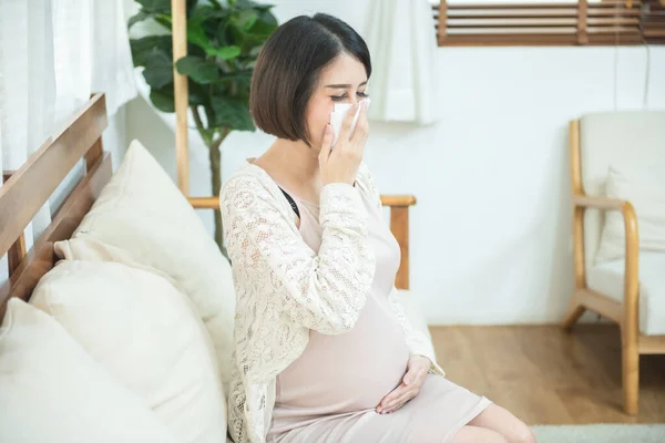 Embarazada Asiático Uso Papel Tisú Cerrar Boca Nariz Ella Tos —  Fotos de Stock