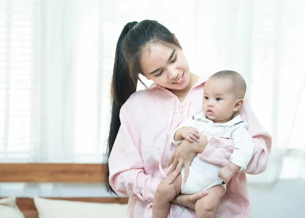 부모라는 행복하고 아름다운 아시아 어머니가 아기를 미소짓고 있습니다 광고용 — 스톡 사진