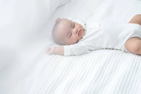 Söt Två Månader Gammal Nyfödd Pojke Sova Vita Lakan Säng — Stockfoto