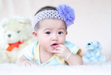 Güzel, genç, Asyalı, hamile bir kadının portresi. Süt içiyor. Oturma odasının penceresi geniş..