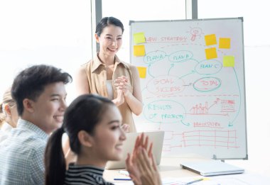 Modern ofiste iş toplantısından sonra el çırpma mutlu Asya işleri başarılı, çok ırklı işçi grubu konferansı başarı projesi mutlu anlaşma ve temas, iş ve finansal konsept.