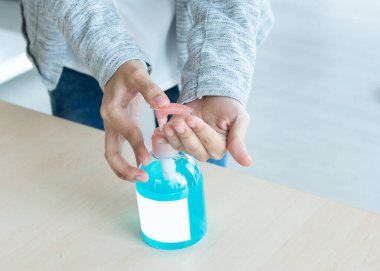 El temizleyici jel pompa spreyi kullanan eller. Mikrop, bakteri ve koronavirüsü öldürmek ve covid-19 virüs dünya salgınından, sağlık ve ilaç kavramından korunmak için temizleyici pompa şişesi.