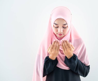 Asyalı genç ve güzel müslüman kadın tesettürünün yarım boy önü tesettürlü dua elbisesi camide dua et Mübarek bayramı için meditasyon yap uluslararası İslami ramazan Namaz 'a oruç tut.