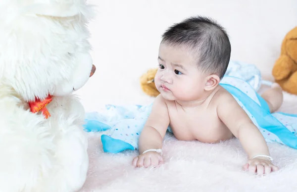 Närbild Asiatisk Baby Spädbarn Ligger Bekvämt Sängen Leker Med Björn — Stockfoto