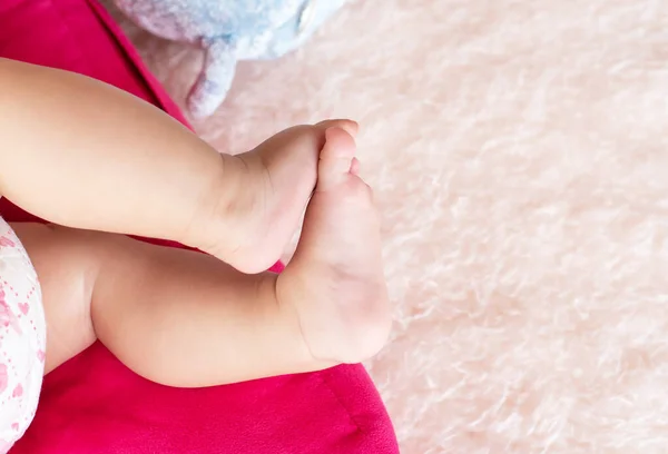 Närbild Oigenkännliga Söta Baby Skakande Fötter När Ligger Sängen Oskuld — Stockfoto