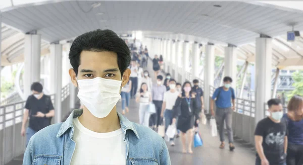 Zdekoncentrowany Tłum Noszący Maski Medyczne Celu Ochrony Przed Wirusami Chodzący — Zdjęcie stockowe