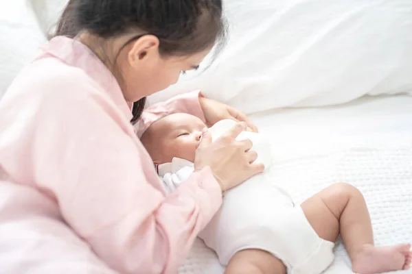 Молодая Азиатская Мать Держит Руках Кормит Новорожденного Молочной Бутылки Портрет — стоковое фото
