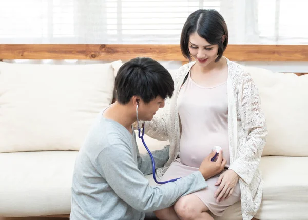 Feliz Joven Asiático Hombre Ser Padre Sentarse Rodilla Mirar Mujer —  Fotos de Stock