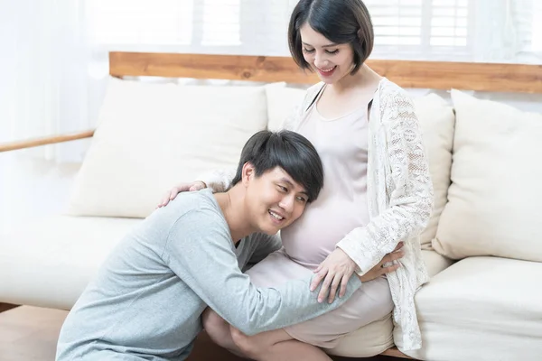 Heureux Jeune Homme Asiatique Être Père Assis Sur Genou Regarder — Photo