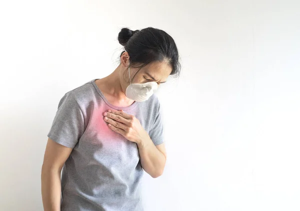 Aziatische Vrouw Draagt Beschermende Chirurgische Gezichtsmasker Hoesten Pijn Borst Luchtverontreiniging — Stockfoto