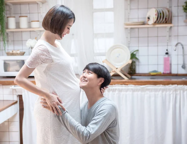 Heureux Jeune Homme Asiatique Être Père Assis Sur Genou Regarder — Photo