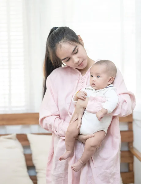 Concepto Familia Niño Paternidad Feliz Hermosa Madre Asiática Joven Sonriendo —  Fotos de Stock