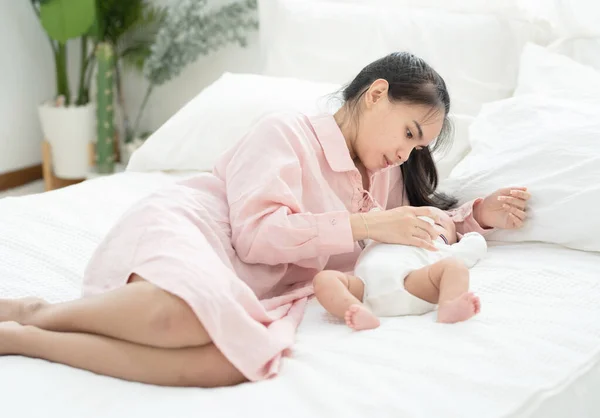 Family Child Parenthood Concept Happy Beautiful Young Asian Mother Smiling — Stock Photo, Image