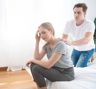 Kafkasyalı genç adam üzgün kadını rahatlatıyor ve yatak odasına oturuyor.