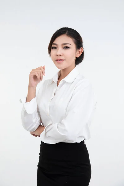 笑顔と幸せなアジアの実業家の肖像画は腕を折り畳んで立って 白い背景に隔離された黒のスーツでカメラドレスを見て — ストック写真