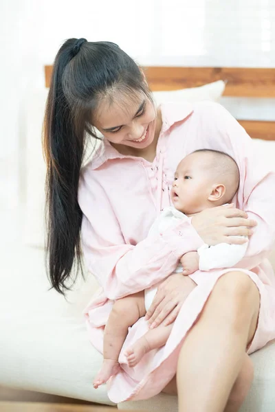 Familie Kind Und Elternschaft Konzept Glücklich Schöne Junge Asiatische Mutter — Stockfoto