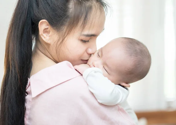 부모라는 행복하고 아름다운 아시아 어머니가 아기를 미소짓고 있습니다 어머니들 광고용 — 스톡 사진